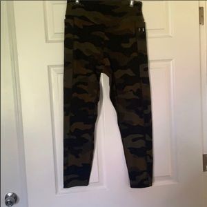 Camo Ultimate legging with side pocket.
